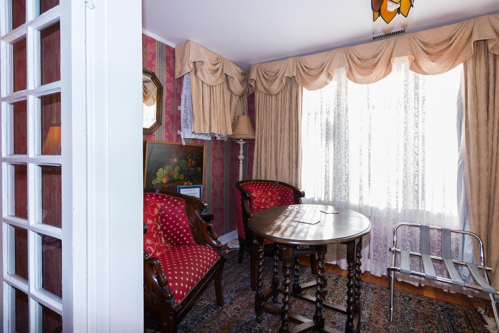 Calgary Westways Guest House Экстерьер фото