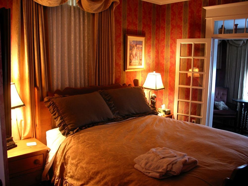 Calgary Westways Guest House Экстерьер фото