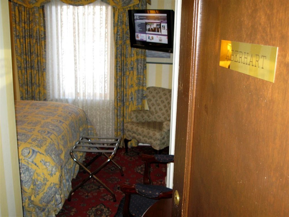 Calgary Westways Guest House Экстерьер фото