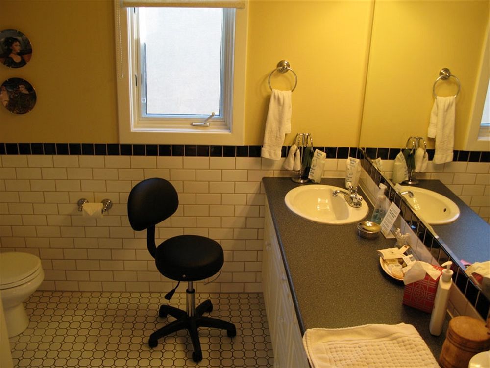 Calgary Westways Guest House Экстерьер фото